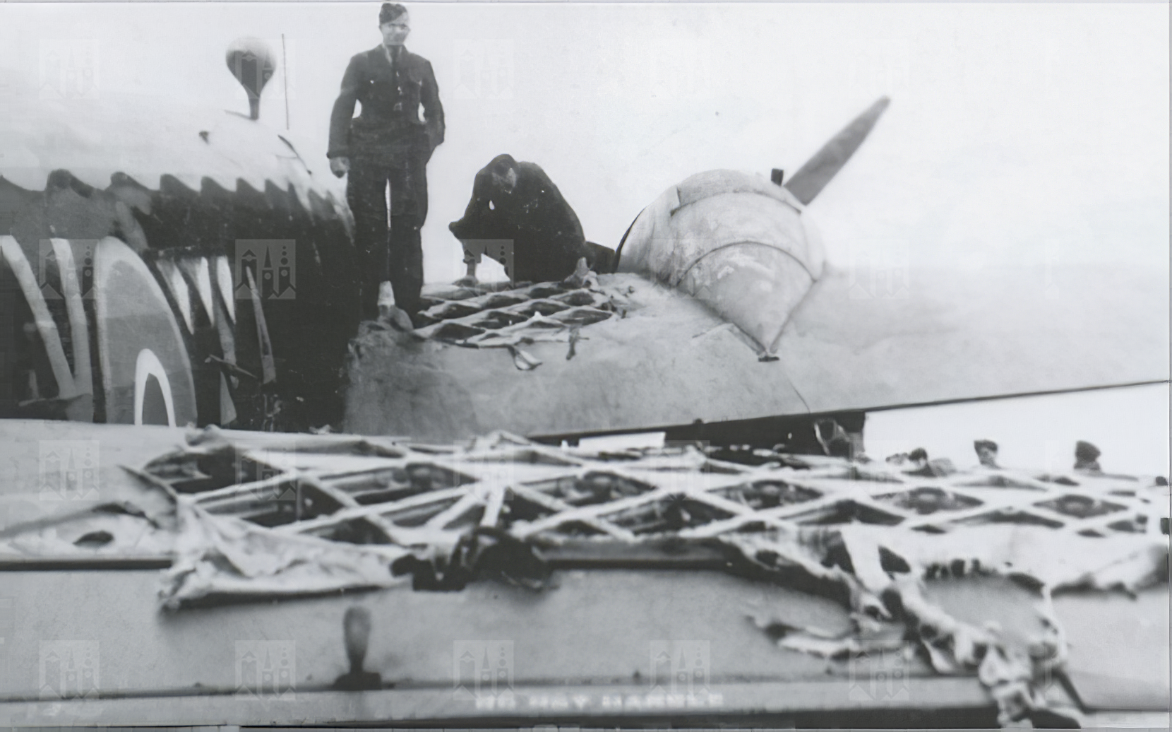 Poškodenie lietadla Josefa Stránskeho po zásahu flakom pri bombardovaní Brém